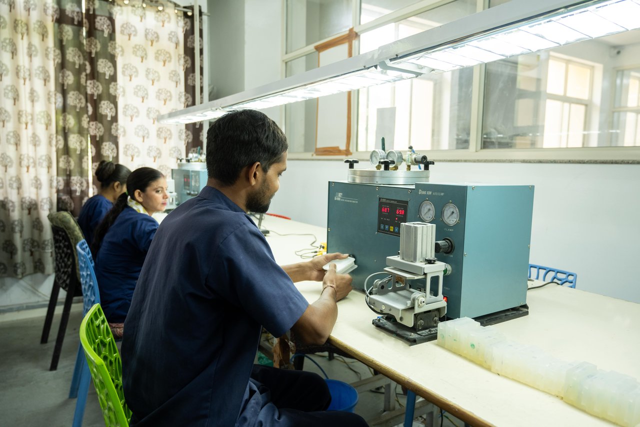 Wax injection machine forming precision wax patterns